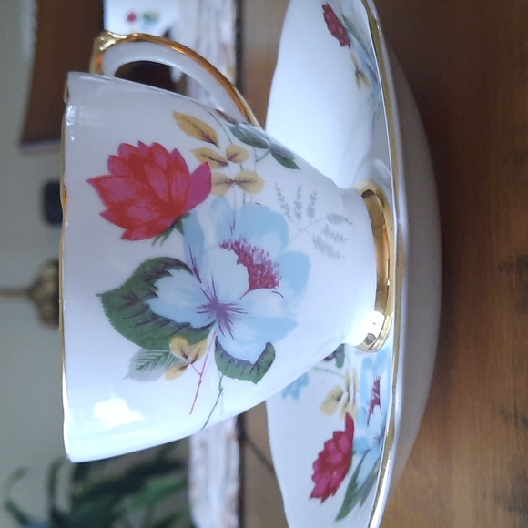 Delphine Bone China cup and saucer - Picture 2 of 8